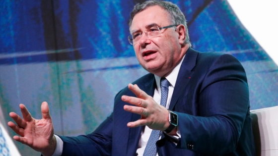 El mercado petrolero se divide entre crudo y combustibles