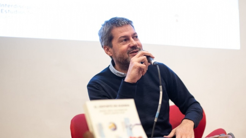 Lammens encabezó la presentación del libro 