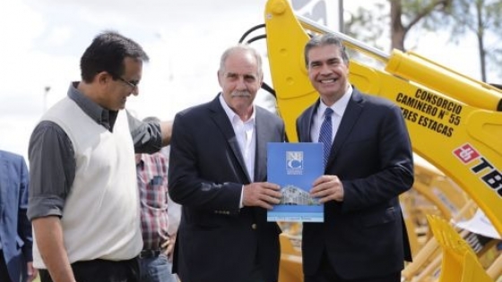 Apoyo a productores: Capitanich entregó equipos a consorcios camineros y lanzó financiamiento para la adquisición de tractores