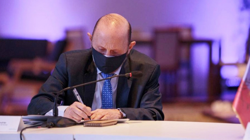 El gobernador Insfrán autorizó firma de contratos de importantes obras