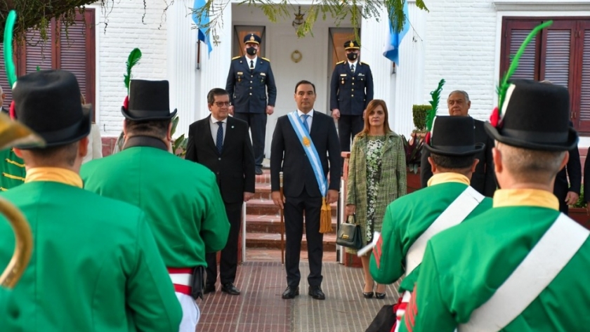 Valdés dio inicio a una jornada de festejos por el 25 de Mayo con el tradicional Toque de Diana