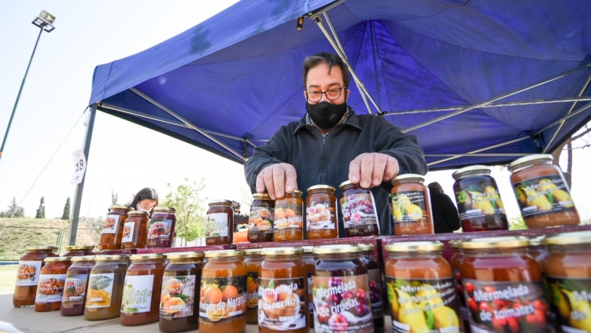 Comenzó la feria de pequeños y medianos productores en el Parque de las Naciones