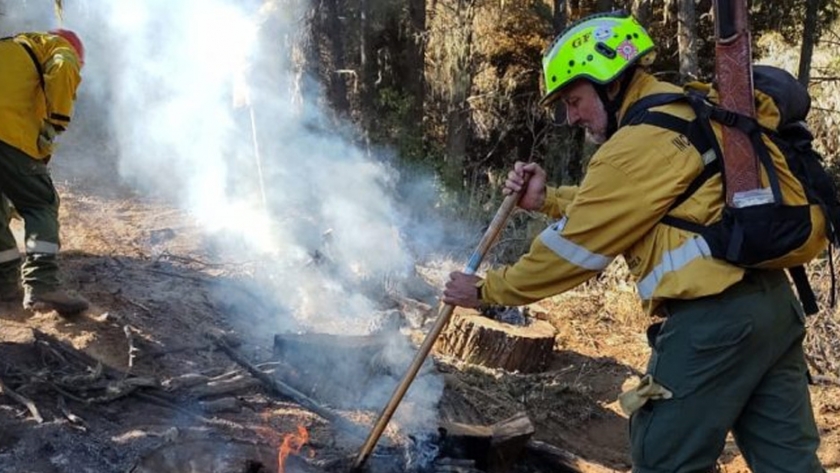 Los Brigadistas del Plan Provincial de manejo del Fuego realizan intensas tareas para combatir el incendio de El Bolsón