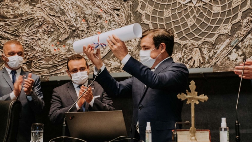 El Gobernador acompañó la sesión especial de la Legislatura y puso en funciones a los ministros Wellbach y Kreimer
