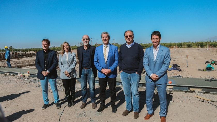 Gattoni recorrió las obras de la hilandería de una importante empresa textil