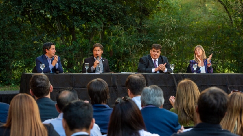 Kicillof: “Estamos abordando de una vez y para siempre el problema de las calles de tierra en el conurbano bonaerense”