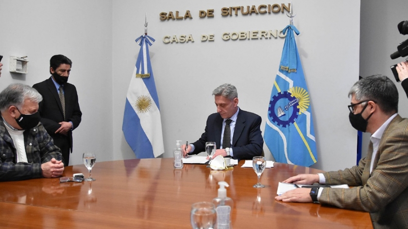 Tecka: Arcioni firmó convenios para obras de gas y cloacas por más de 3 millones de pesos