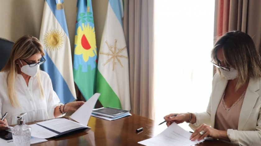 Malena Galmarini firmó un convenio con Marisa Fassi, intendenta de Cañuelas, para impulsar políticas que promuevan la igualdad de género