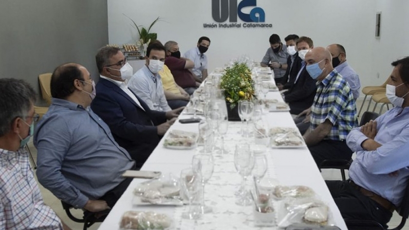 Raul, Gustavo y el equipo de gobierno fueron recibidos por la Unión Industrial