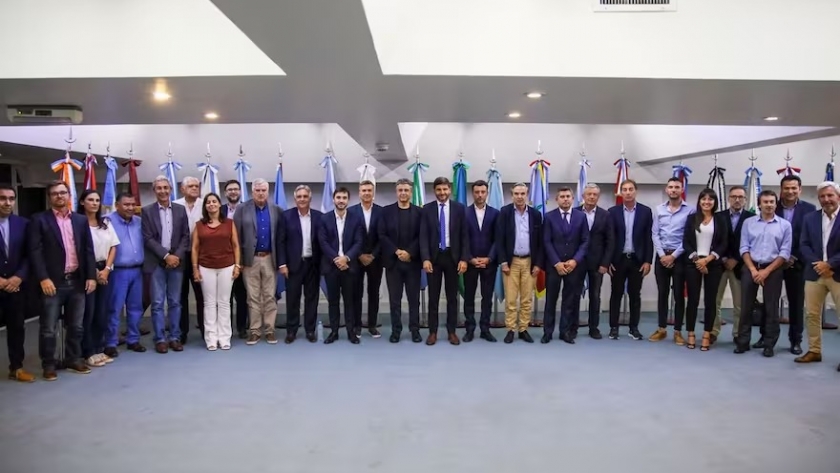 Ley ómnibus: los gobernadores dialoguistas reclamaron la coparticipación del impuesto PAIS, pero la Casa Rosada lo postergó para “más adelante”