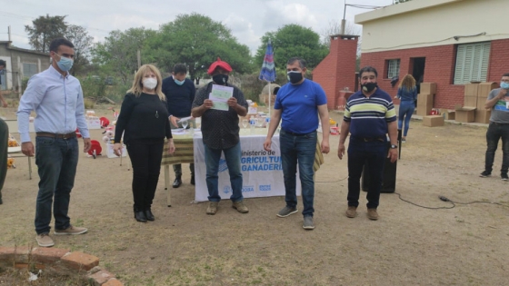 Incendios: entregan aportes y boyeros a 34 productores de San Carlos Minas