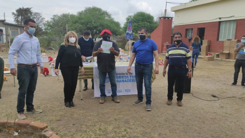Incendios: entregan aportes y boyeros a 34 productores de San Carlos Minas