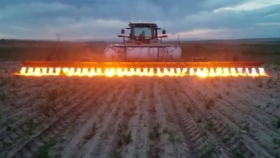 Cómo funciona el tractor lanzallamas, una alternativa al control químico de gran eficacia