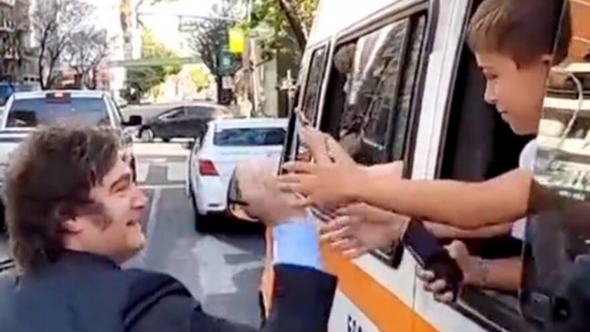 Camino a la Quinta de Olivos, Javier Milei se bajó del auto para saludar a un grupo de niños