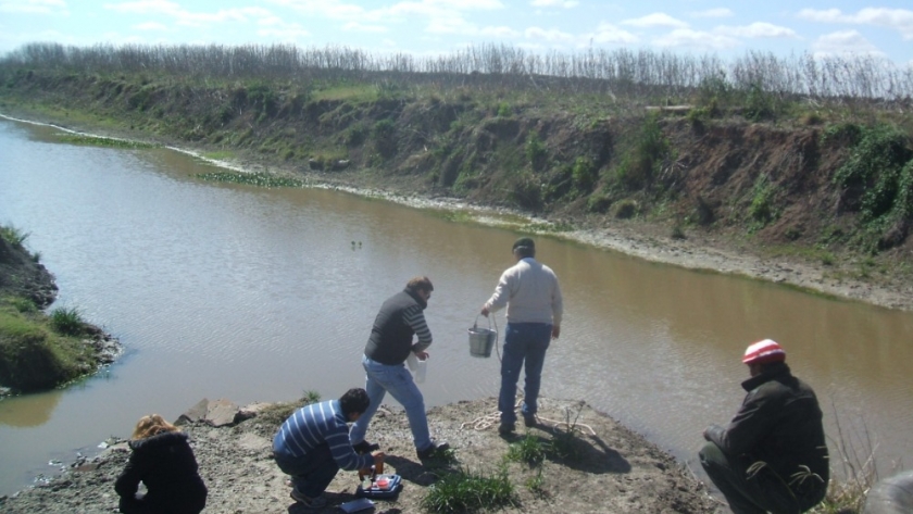 Toma de muestras de recursos hídricos para indicadores ambientales