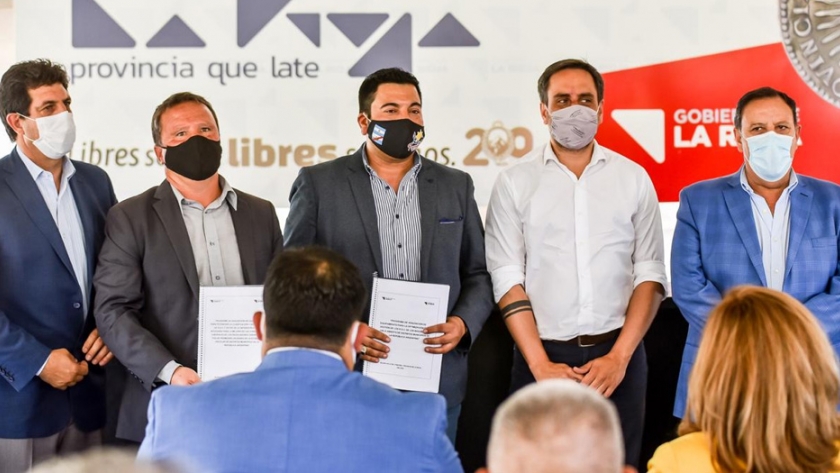 Godoy firmó convenio por programas nacionales