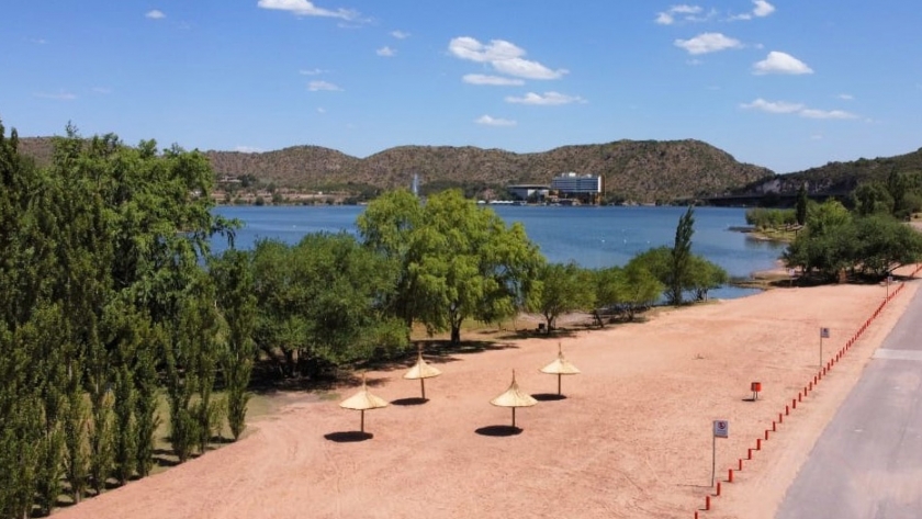 Con arena de la localidad de Jarilla forman dos nuevas playas en el peridique de Potrero de los Funes