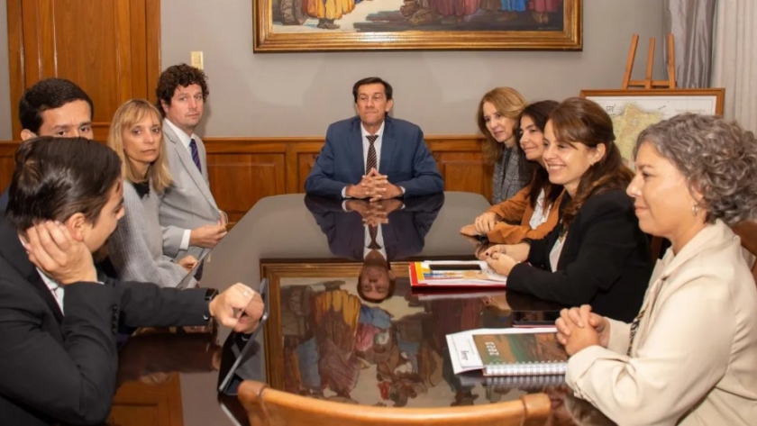 El ministro Carlos Sadir recibió a la comitiva del Banco Centroamericano de Integración Económica