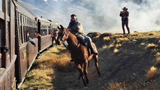 El «asalto» a La Trochita maravilló a los turistas: cuándo será el próximo «robo» al tren en Esquel
