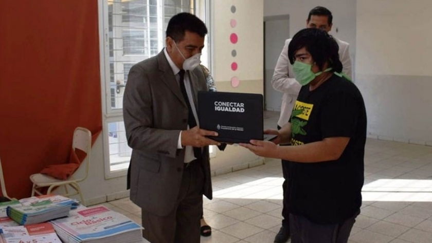 Más de 400 alumnos de educación especial recibieron su netbook