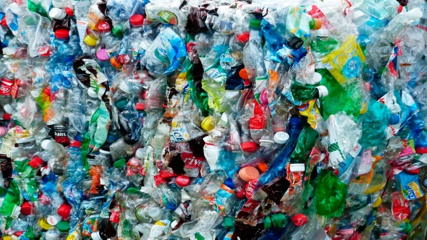 Enzimas que comen plástico podrían ser la solución a la contaminación ambiental