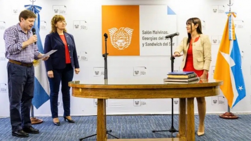 El Gobernador Melella tomó juramento a Karina Fernández como nueva Ministra de Trabajo y Empleo