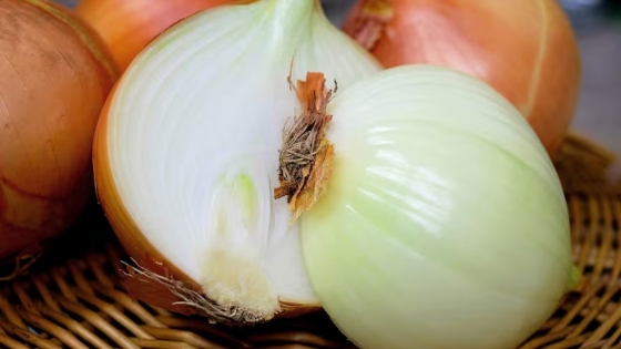 Cáscaras de cebolla: de residuo a tesoro verde en la cocina y el jardín