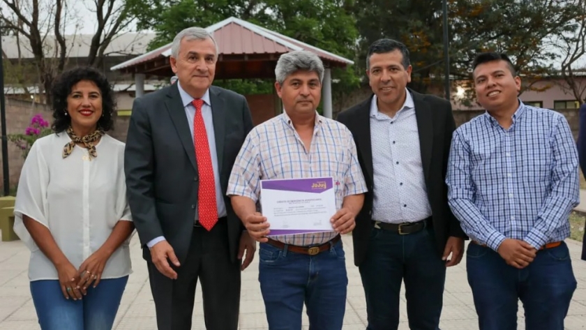 Morales entregó créditos a productores de Palma Sola