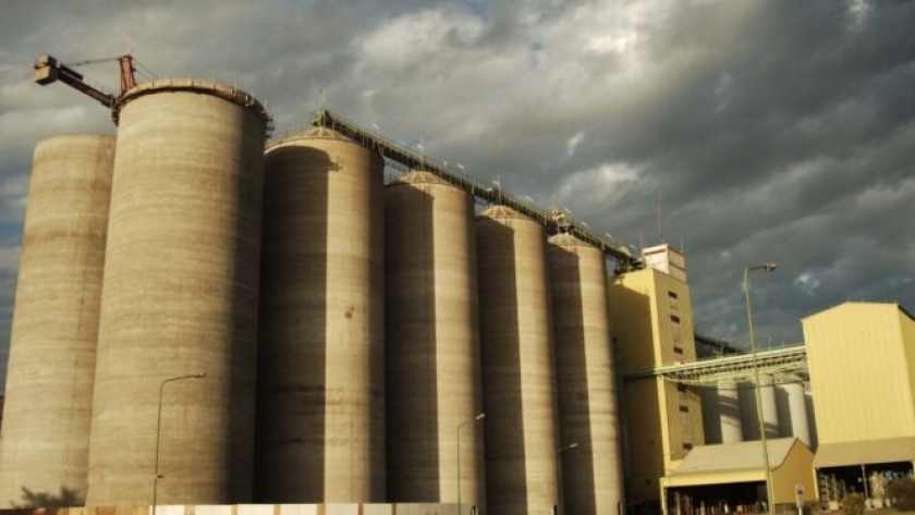 ¿Cuáles son las condiciones comerciales de Maltería Quilmes para los contratos de producción de cebada cervecera 2021/22?