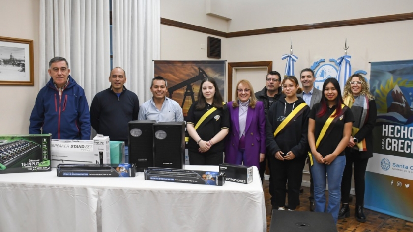 Alicia entregó equipamiento de sonido a estudiantes del Colegio Ladvocat