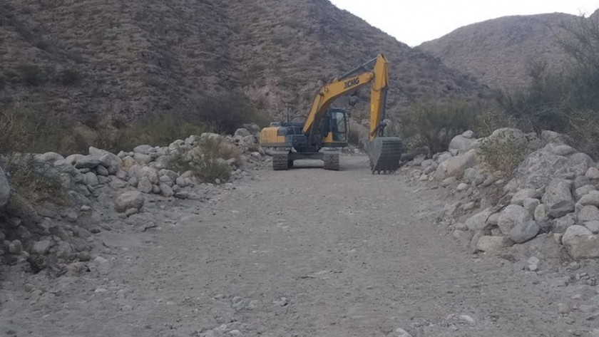 Trabajos de reconstrucción del camino que une Río Grande con Tatón