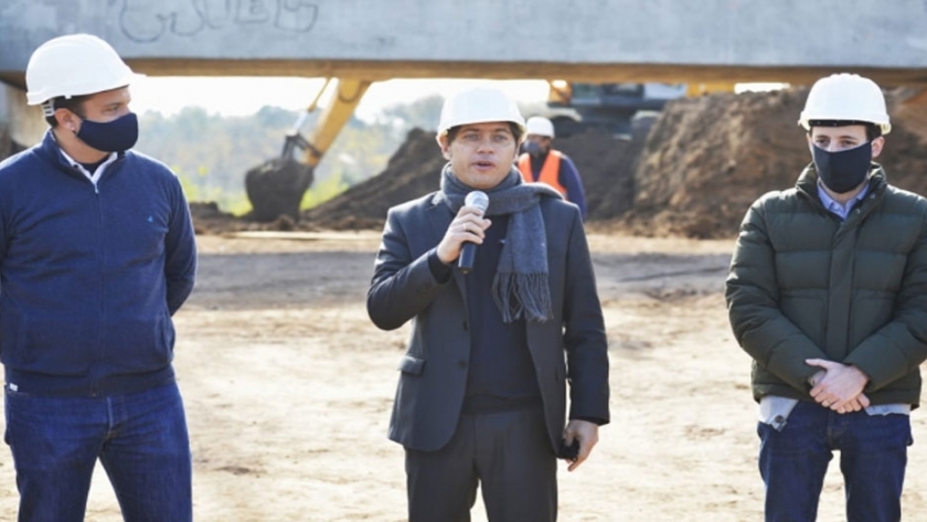 El gobernador Kicillof y el ministro Simone supervisaron la colocación del Puente Aliviador en Exaltación de la Cruz