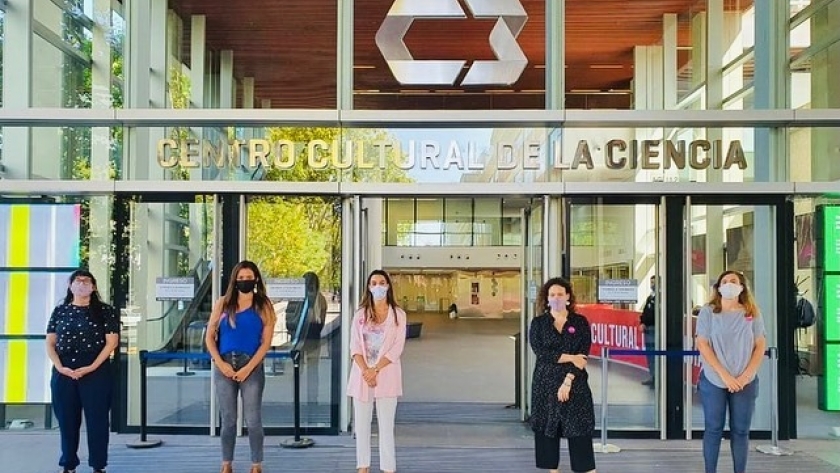 Nosotras movemos el mundo: se llevó adelante un conversatorio sobre los estereotipos en las fiestas nacionales y populares