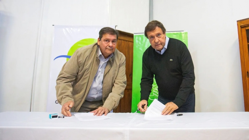 Pichi Mahuida invierte el bono petrolero en maquinaria para mejorar servicios locales
