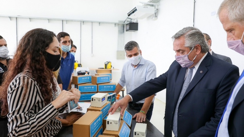 El Presidente visitó la Universidad de Hurlingham donde se producen los Medidores de CO2 “Aire Nuevo”