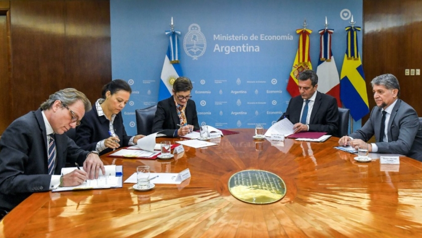 El ministro Massa suscribió acuerdos bilaterales