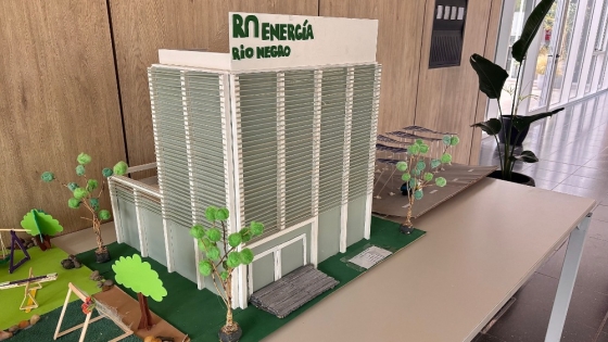 El edificio sustentable que inspiró una maqueta hecha por estudiantes