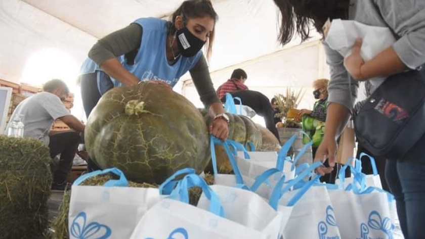 Veinticinqueños vendieron más de 4 toneladas de hortalizas en el Mercado de Santa Rosa
