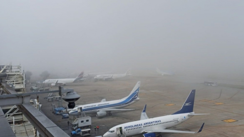El Aeroparque Jorge Newbery continuó operativo durante toda la jornada, a pesar de la visibilidad reducida causada por la intensa niebla