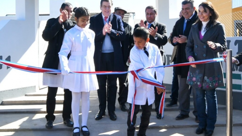 El gobernador entregó viviendas e inauguró un jardín de infantes y la obra de ampliación y refacción de una escuela en Linton