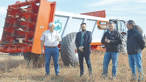 Ganadería: Autoridades provinciales y del INTA participaron de una demostración de maquinaria para fertilizar suelos en el VIRCh