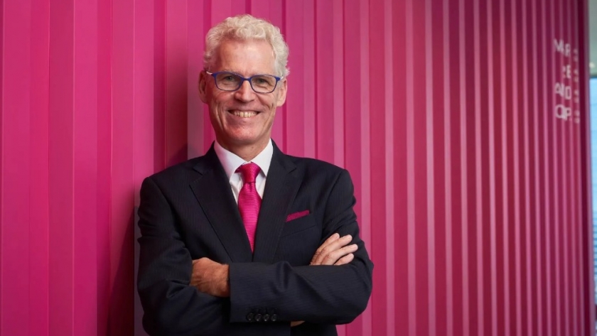 Un megabuque marca un récord al cargar 22.233 contenedores en un solo viaje