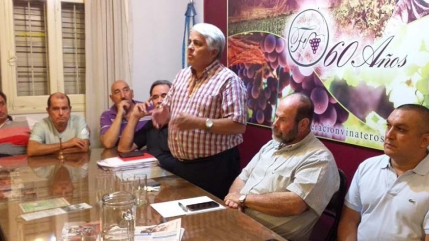 El ministro Andrés Díaz Cano participó de una asamblea de productores