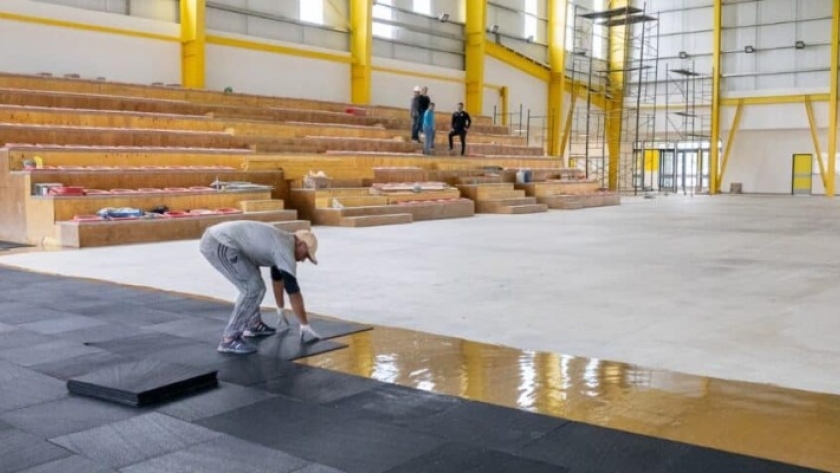 Inició la colocación del piso en la cancha de la Casa de Deporte de Tolhuin