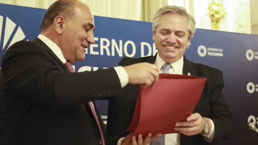 Fernández firmó un convenio para 67 obras en el interior