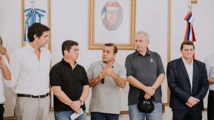 El Gobernador entregó fondos a municipios destinados a la compra de maquinaria vial