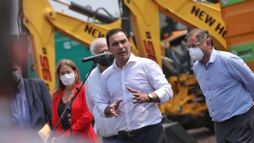 Valdés entregó importante maquinaria vial para acelerar las obras en la provincia