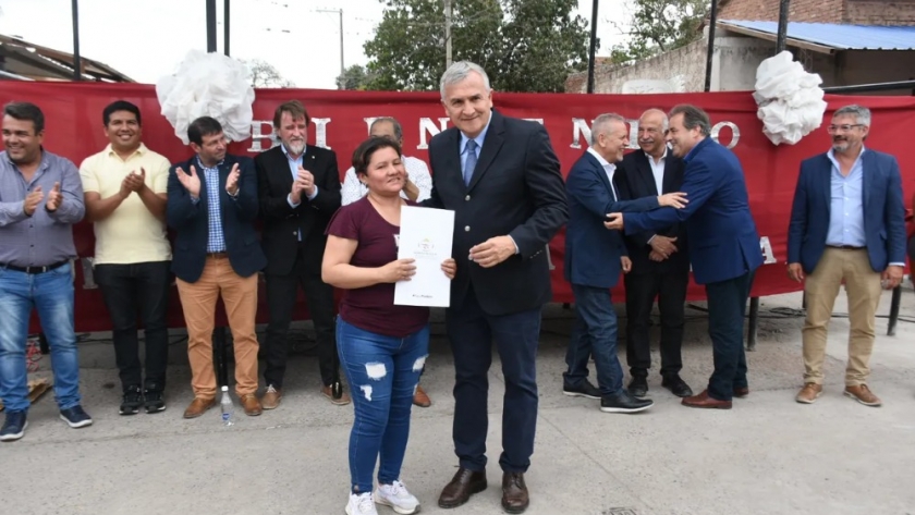 La Esperanza: Morales entregó 54 resoluciones para iniciar la escrituración