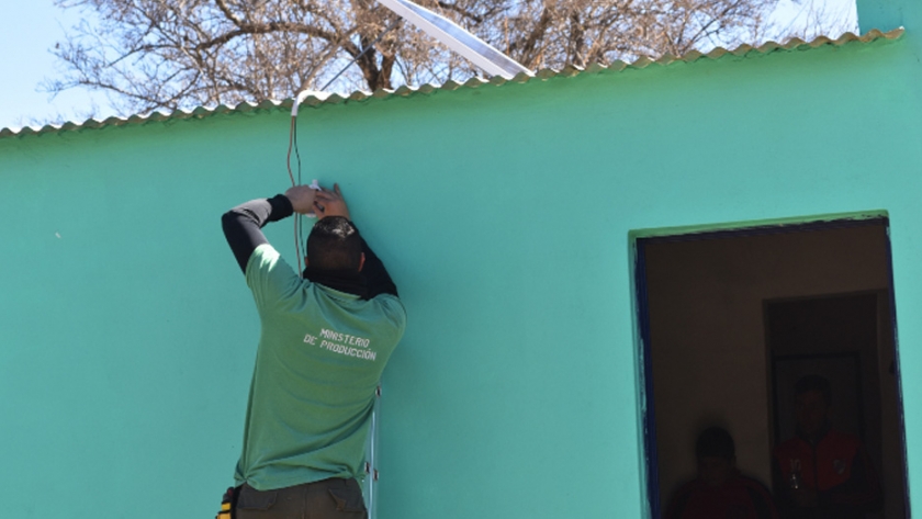 Cinco familias del paraje Casa de los Tigres recibieron equipos solares fotovoltaicos