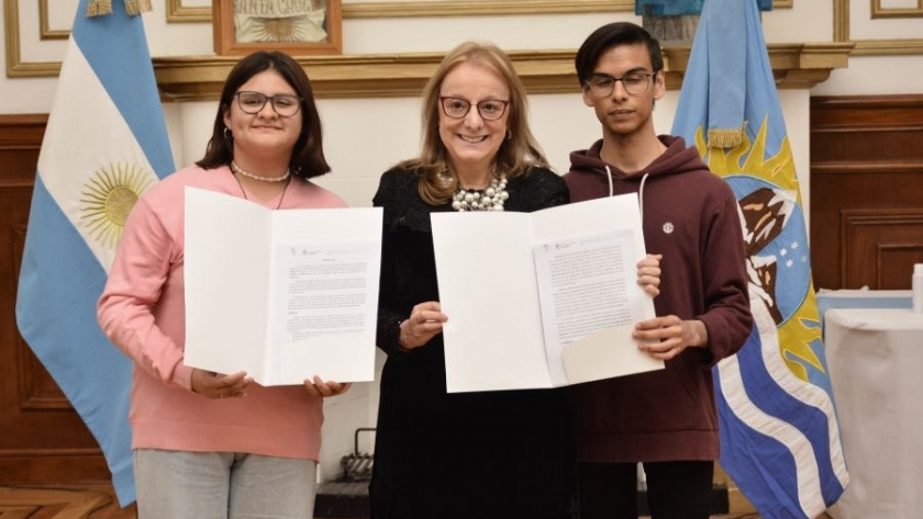 Estudiantes parlamentarios dialogaron con la gobernadora en el Salón Blanco